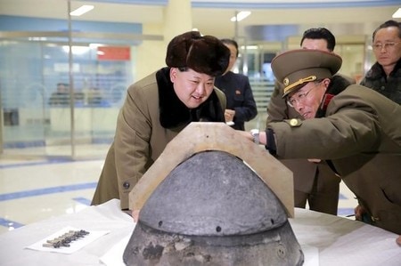 ７月１９日、韓国軍によると、北朝鮮は同日早朝、弾道ミサイル３発を発射した。写真左は金正恩朝鮮労働党委員長、提供写真（２０１６年　ロイター/KCNA）