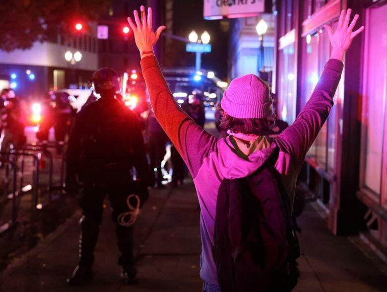米大統領選を受けて行われた抗議活動に対しポートランド警察は暴動を宣言し、11人を逮捕したほかライフルやハンマーなどを押収した。ポートランドのデモの様子、4日撮影。（2020年　ロイター/Goran Tomasevic）