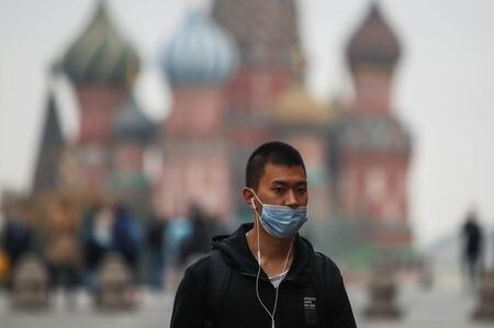 １０月３０日、ロシアのラコワ・モスクワ副市長は新型コロナウイルスワクチン接種を大規模に実施する用意を進めていると明らかにした。写真は１０月１２日、モスクワの赤の広場で（２０２０年　ロイター／Maxim Shemetov）