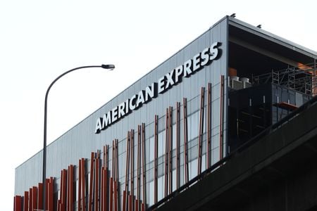 米クレジットカード大手アメリカン・エキスプレス（アメックス）は２１日、スクエアスペースからレストラン予約サイトの「Ｔｏｃｋ（トック）」を現金４億ドルで買収すると発表した。これにより富裕層の顧客へのアピールを目指す。（２０２４年　ロイター／Loren Elliott）