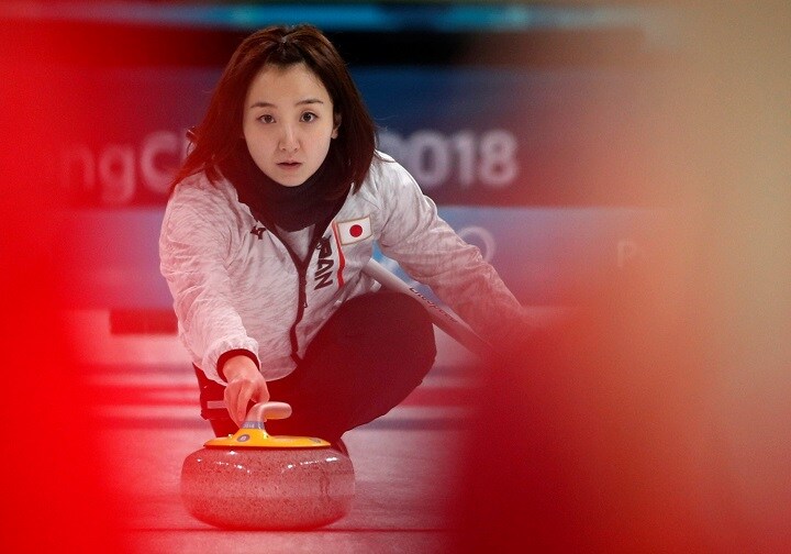 イギリスとの3位決定戦でストーンを投げる日本代表の藤沢五月　John Sibley-REUTERS