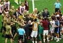 【CANADA vs. QATAR】 試合後もみ合いになるカナダとカタールの両代表。カタールの選手2人が退場になるなど試合は大荒れの展開に（6月18日）　Albert GeaーReuters