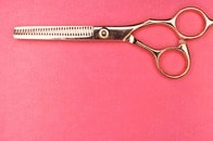 「まじかよ...」母親にヘアカットを頼んだ25歳女性、完成した「信じられない」大失敗ヘアにSNS爆笑