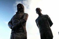 【動画】「知らない人の銅像」「ミセス・ダウト？」 エリザベス女王夫妻の銅像が完成も、「別人すぎる」と批判殺到