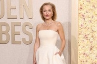 【動画】ジリアン・アンダーソンが「陰部」をデザインしたドレスで登場...「品がない」「悪趣味」の声も