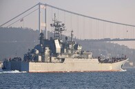 夜の海に燃え上がるロシア大型揚陸艦...ウクライナ無人艇が「ツェーザリ・クニコフ」を撃沈する瞬間