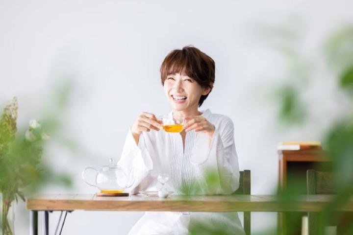 紅茶を飲む女性