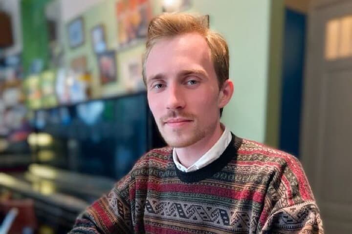 ダニラ・ダビドフさんが母国ロシアを離れたのは、政府がウクライナ侵攻を開始してから数週間後のことだった。写真は法律相談団体「リリース（解放）」のドミトリー・ルツェンコ氏。サンクトペテルブルクで2021年4月撮影。提供写真（2022年　ロイター/Daria Krichker）