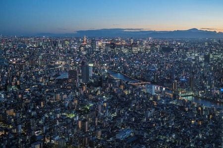 　４月１日、日銀が１日発表した３月短観は、大企業・製造業の業況判断指数（ＤＩ）がプラス１１と、４期ぶりに悪化した。写真は東京都内のスカイツリーから２０２１年撮影（２０２４年　ロイター/Marko Djurica）