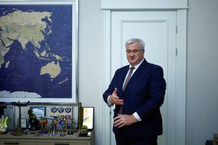 ロイターのインタビューに応じるウクライナのシビハ外相。キーウで6日撮影。REUTERS/Valentyn Ogirenko