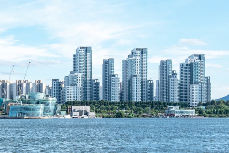 漢江から望むソウル・瑞草区盤浦洞の高級マンション「アクロリバーパーク」。漢江に面した最上階の価格は約11億円（撮影＝筆者）
