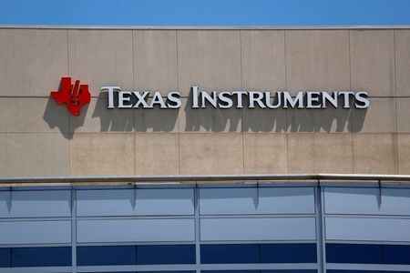 　７月２２日、米半導体大手テキサス・インスツルメンツ（ＴＩ）が公表した第３・四半期利益見通しは、レンジ中央値が市場予想を下回った。写真は同社のロゴ看板。２０１８年４月、米サンディエゴで撮影（２０２５年　ロイター/Mike Blake）