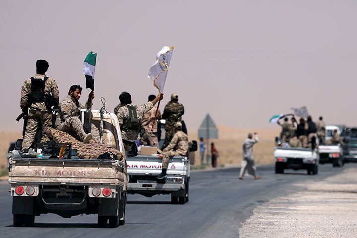 シリア北部のラッカに向かうシリア民主軍部隊（6月6日）　Rodi Said-REUTERS