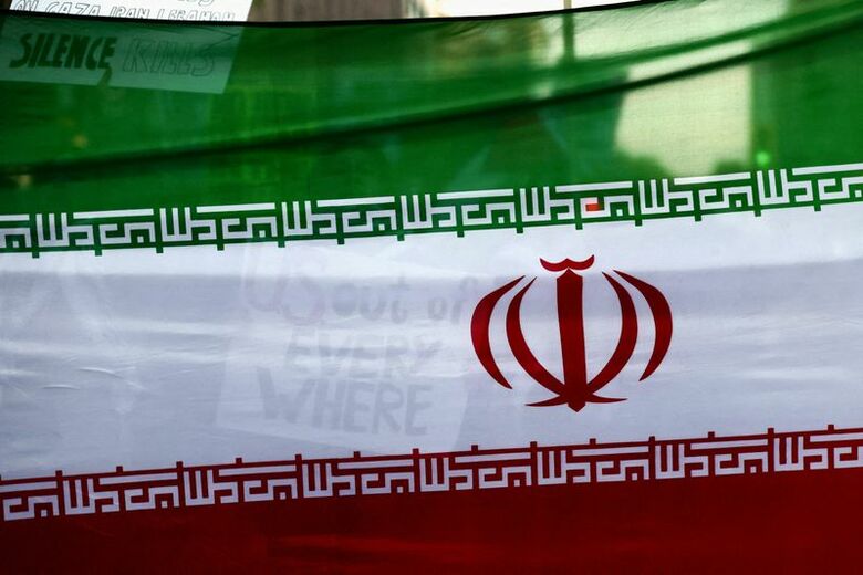 イランの国旗。米ホワイトハウス近くで行われたイランでの軍事行動に反対する抗議行動で４月撮影。REUTERS/Evelyn Hockstein
