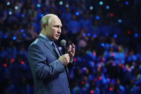 ロシアのプーチン大統領は５日、２０２１年２月に期限が切れる米国とロシアの新戦略兵器削減条約（新ＳＴＡＲＴ）について、追加条件を付けずに延長することで年内に合意する意向を示した。ソチで撮影（２０１９年　ロイター/SPUTNIK）