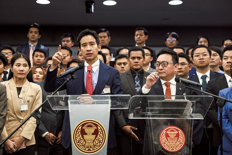 解党命令が下れば、ピター（中央・左）らは政治活動を禁じられる可能性が　CHALINEE THIRASUPAｰREUTERS