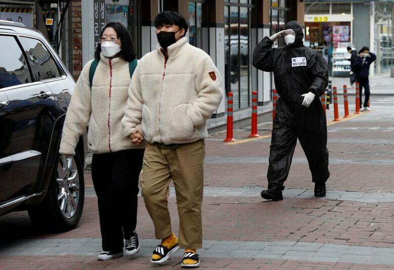韓国疾病予防管理局（KCDC）の発表によると、国内の新型コロナウイルスの新たな感染者は74人で、前日の76人から若干減少した。写真は南東部の大邱（テグ）市で、同僚に敬礼をする軍兵士。15日撮影（2020年　ロイター/Kim Kyung-Hoon）