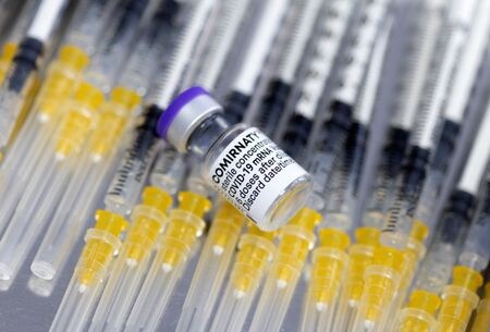 　米製薬大手ファイザーと提携先の独ビオンテックの株価が１６日の取引で下落している。写真は両社の新型コロナワクチン。２０２１年ボスニアヘルツェゴビナで撮影（２０２３年　ロイター/Dado Ruvic）