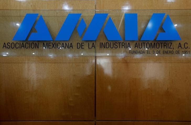 １０月９日、メキシコ自動車工業会（ＡＭＩＡ）は、同国産の自動車に使われる米国製部品の比率はトランプ政権の公表値をはるかに上回るとの見解を示した。写真はＡＭＩＡのロゴ。メキシコシティ で５月撮影（２０１７年　ロイター／Carlos Jasso）