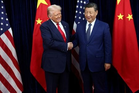 　トランプ米大統領は３０日、韓国の空軍基地で中国の習近平国家主席と会談した。韓国・釜山で撮影(２０２５年　ロイター/Evelyn Hockstein)