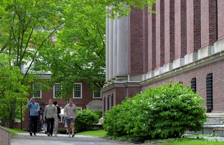 トランプ米政権は、在外公館に対し、学生および交流訪問者ビザ取得に向けた新規面接予定を停止するよう指示した。写真は２３日、マサチューセッツ州ケンブリッジにあるハーバード大のキャンパスで撮影（２０２５年　ロイター/Faith Ninivaggi）