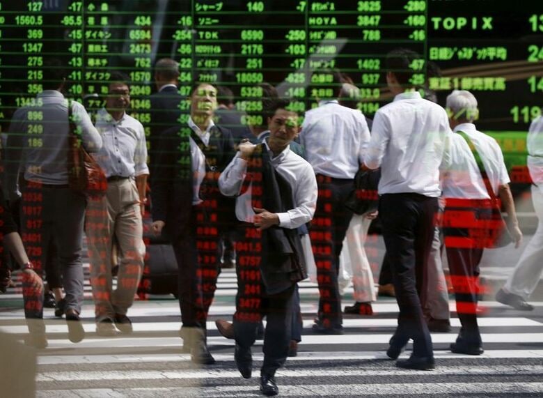 証券会社の株価表示板。東京で2015年9月29日撮影　 REUTERS/Issei Kato