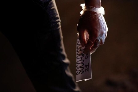 　１０月２４日、関係筋によると、大勢の犠牲者を出しているフィリピンの「麻薬戦争」において、同国の警察は、容疑者の殺害を減らし、麻薬取引に関係する名の知れた容疑者逮捕により多くのリソースを投入する方針だ。写真は殺害現場でタグを持つ捜査官。マニラで撮影（２０１６年　ロイター/Damir Sagolj）