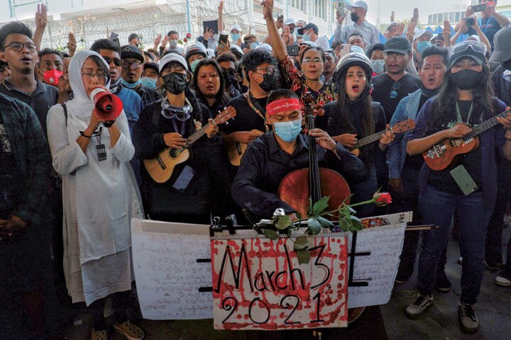 デモによる犠牲者を弔う市民　REUTERS