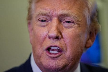 6日にエアフォースワン内で撮影。REUTERS/Ken Cedeno