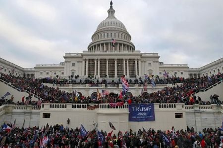２月１７日、トランプ前米大統領の弾劾裁判は米国の政治を新たな法的領域に引き入れた。写真は１月６日、トランプ氏支持者らに侵入された米議会（２０２１年　ロイター/Leah Millis）