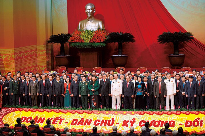 革命指導者ホー・チ・ミン像を前に集うベトナム指導部　REUTERS