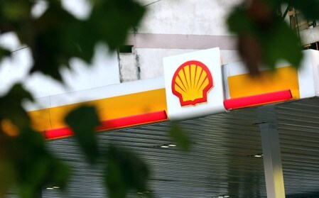 　１０月３１日、英蘭系石油大手ロイヤル・ダッチ・シェルが３１日発表した第３・四半期決算は、石油・ガス取引部門が好調で予想を上回る利益を計上したが、世界経済の不透明感から２５０億ドル規模の自社株買いをペースダウンする可能性があると表明した。写真はアルゼンチンのブエノスアイレスのシェル店舗。２０１８年３月撮影（２０１９年　ロイター/Marcos Brindicci）