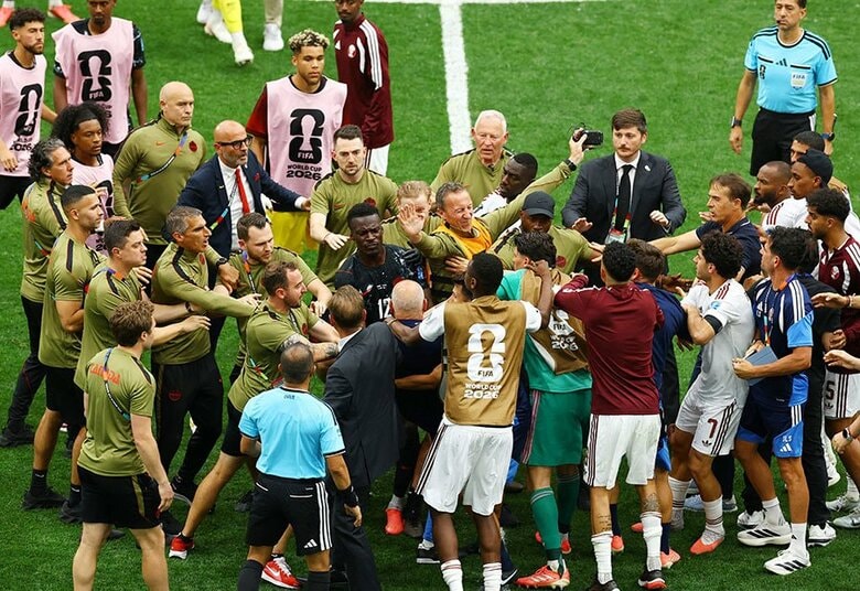 【CANADA vs. QATAR】 試合後もみ合いになるカナダとカタールの両代表。カタールの選手2人が退場になるなど試合は大荒れの展開に（6月18日）　Albert GeaーReuters