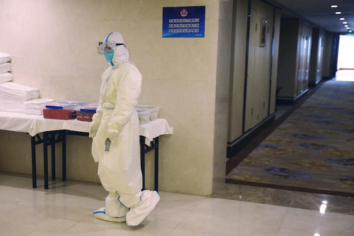 防護服を着た北京冬季五輪の客室係　Brian Snyder-REUTERS