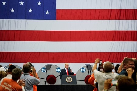 　７月２６日、資産運用会社は、関税引き上げをちらつかせるトランプ米大統領の通商交渉が全面的な貿易戦争の勃発にまで至ることはないとみており、オプションを使ったヘッジにもほとんど動いていない。写真はイリノイで演説するトランプ大統領（２０１８年　ロイター/Joshua Roberts）