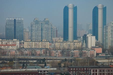 北京中心部のビル群。2025年3月撮影。REUTERS/Tingshu Wang