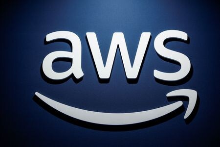 ３月３日、インド電子情報技術省はアマゾン・ドット・コムのクラウド部門であるアマゾン・ウェブ・サービシズ（ＡＷＳ）が西部マハラシュトラ州に今後数年で約８２億ドルを投資すると発表した。写真はAWSのロゴ。パリで２０２４年３月撮影（２０２５年　ロイター/Benoit Tessier）