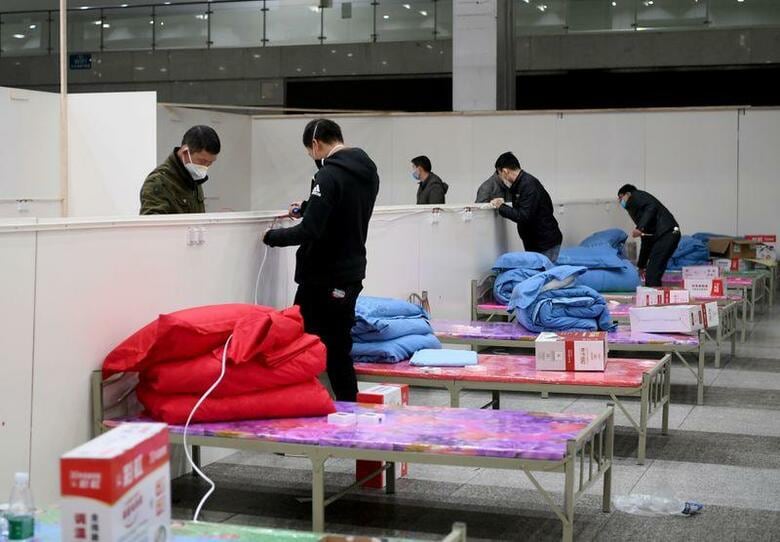 新型コロナウイルスによる肺炎の震源地となっている中国湖北省の武漢市は、体育館、展示施設、スポーツセンターなど新たに８つの建物を病院に改造する作業を進めている。写真は４日、武漢のイベント会場を病院施設に改造する作業員。提供写真（２０２０年　ロイター/cnsphoto）