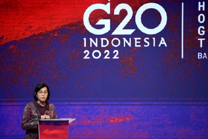 インドネシアで開かれた20カ国・地域（G20）財務相・中央銀行総裁会議は16日、世界的な食料不安と債務増への対応を確約したが、ウクライナ侵攻で各国が分裂する中、政策面での成果はほとんど得られなかった。写真はセミナーで演説するインドネシアのムルヤニ財務相。15日にヌサドゥアで代表撮影（2022年　ロイター）