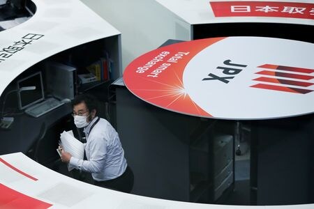 　４月１８日、午前の東京株式市場で日経平均は、前営業日比１２９円０７銭高の３万８０９０円８７銭と反発した。写真は都内にある東京証券取引所で２０２０年１０月撮影（２０２４　ロイター／Issei Kato）