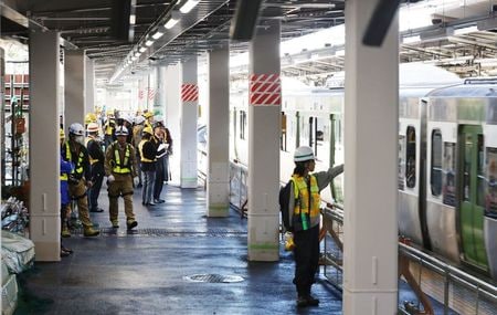 東京五輪・パラリンピックを前に、東京の街並みは変わった。その１つが東京・渋谷にあるＪＲ山手線の原宿駅。国立代々木競技場や明治神宮の玄関口は、訪日外国人をはじめ多くの人が訪れることを見込み、木造の駅舎を建て替え、ホームを拡張した。写真は工事中のホーム。２０２０年１月、東京都渋谷区で撮影（２０２１年　時事通信）