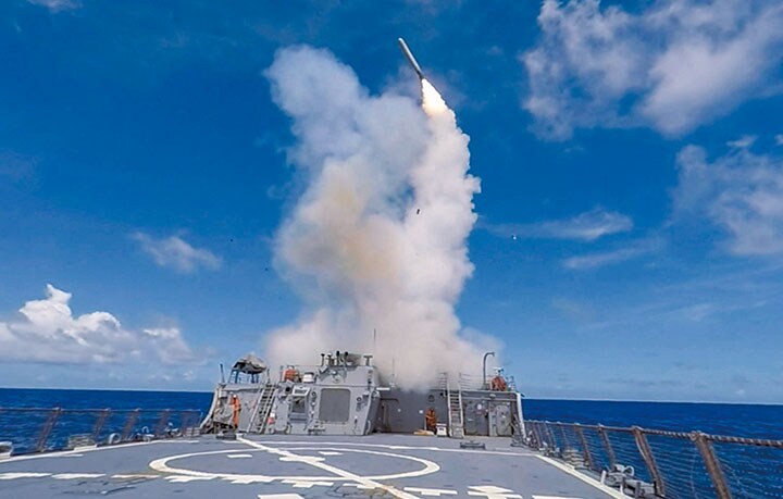 米海軍の駆逐艦から発射された巡航ミサイルトマホーク　Jaret Morris-U.S. NAVY