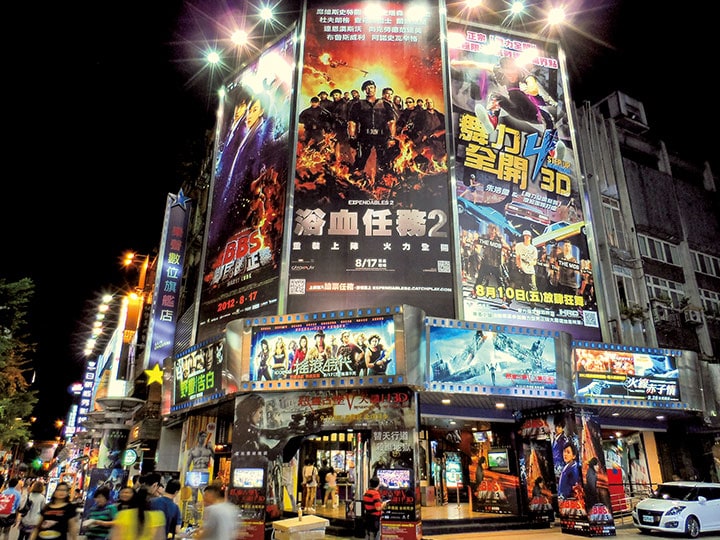 台北の繁華街・西門町に掲げられた人気映画の広告　KREANGCHAIRUNGFAMAI／ISTOCKPHOTO