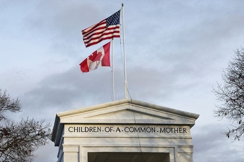 １月１５日、 カナダ政府はトランプ次期米大統領が同国の商品とサービスに関税をかけた場合、米国からの輸入品最大１５００億カナダドル相当に対抗措置を取る可能性があると、関係者が明らかにした。写真は米ワシントン州ブレインで、カナダとの国境に掲げられた両国の国旗。２０２１年１１月撮影（２０２５年　ロイター/Jason Redmond）