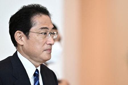 　１１月２８日、岸田文雄首相（写真）は午後の衆院予算委員会で、日銀の金融政策について「為替だけではなく、国内景気、中小企業や個人の金利負担など様々な点を勘案した上で判断していると承知している」と述べた。バンコクで１８日代表撮影（２０２２年　ロイター）