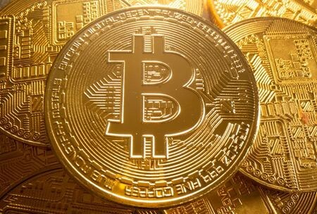 　米証券取引委員会（ＳＥＣ）は、米国初のビットコイン先物ＥＴＦ（上場投資信託）が来週から取引開始するのを認める見込み。ブルームバーグ・ニュースが伝えた。８月撮影（２０２１年　ロイター/Dado Ruvic）