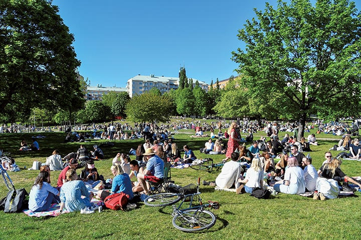 ストックホルムのタントルンデン公園で日光浴を楽しむ市民（5月）　HENRIK MONTGOMERY-TT NEWS AGENCY-REUTERS