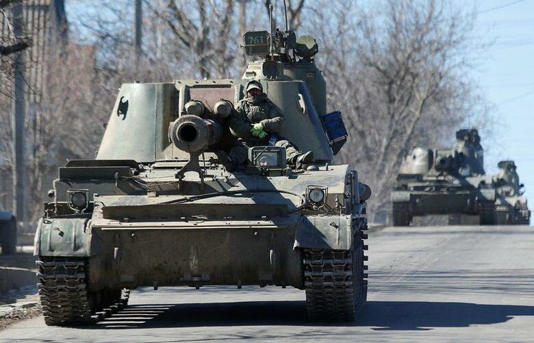 サリバン米大統領補佐官（国家安全保障担当）は、ロシアがウクライナでの軍事作戦で南東部への攻勢に軸足を移す中、数万人の兵士を東部に展開する可能性が高いとの見方を示した。写真は3月28日、ウクライナ東部ドネツク地方で、装甲車で移動する新ロシア派の部隊（2022年　ロイター/Alexander Ermochenko）