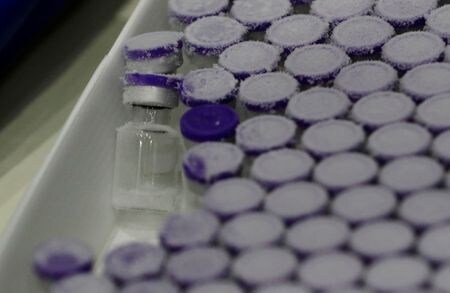 　１月２７日　新型コロナウイルスのワクチン接種体制を準備する河野太郎行政改革担当相は記者団に対し、高齢者への接種は早くて４月１日からになると明らかにした。写真はワクチンの薬瓶。１月２７日、コロナワクチンの接種訓練を実施した神奈川県川崎市の大学で撮影（２０２１年　ロイターVials taken out from a pharmaceutical refrigerator are pictured during a mock inoculation exercise, as Japan prepares fo