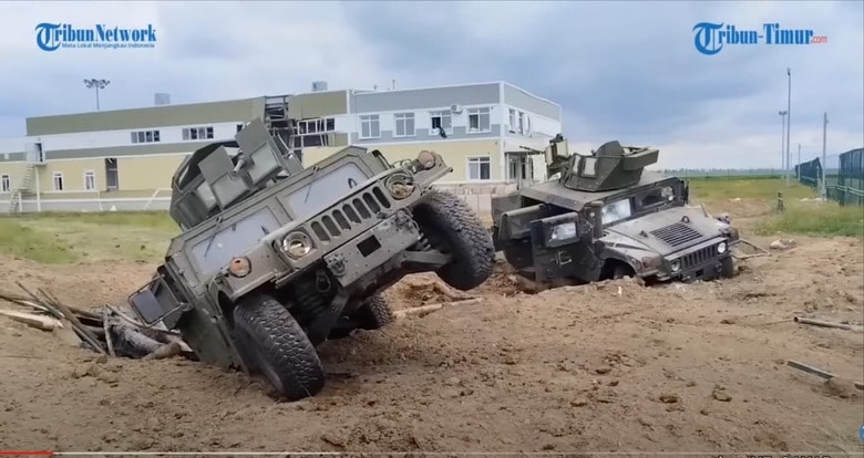 ロシア大統領府（クレムリン）のペスコフ報道官は、ウクライナと国境を接する地域にウクライナ側から侵入してきた戦闘員らが米国製の軍用装備を使用していたことを明らかにした。写真はロシアが破壊したという米国製の軍用高機動多用途装輪車「ハンヴィー」　Tribun Timur / YouTube